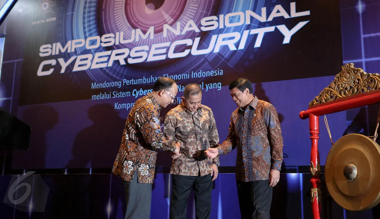 Menteri Pertahanan Ryamizard Ryacudu (tengah) dan Menko Polhukam, Tedjo Edhy Purdijatno (kanan) usai membuka Simposium Nasional Cybersecurity, Jakarta, Rabu (3/6/2015). Presiden Jokowi berhalangan hadir membuka acara tersebut. (Liputan6.com/Faizal Fanani)