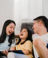 Ilustrasi gaya parenting ibu ayah anak bahatia / Freepik by tirachardz