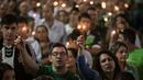 Eskpresi fans Chapecoense yang bernyanyi saat memperingati satu tahun kecelakaan pesawat Lamia 2933 di Arena Conda stadium, Chapeco, Santa Catarina, Brasil, (28/11/2017). Sekitar 19 pemain Chapecoense meninggal. (AFP/Nelson Meida)