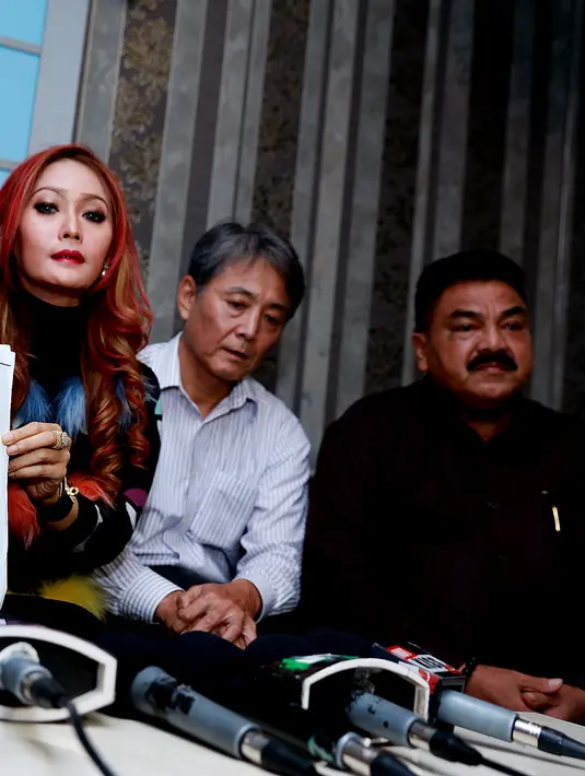 Istri Adam Suseno ini didampingi oleh kuasa hukumya, Otto Hasibuan SH, dalam menangani kasus pelanggaran hak cipta yang dituduhkan kepada dirinya. (Wimbarsana/Bintang.com)