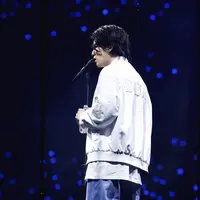 Dua busana Suga BTS untuk konser solo dibuat langsung oleh Valentino, credit: Tim Suga