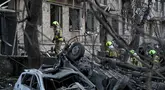 Tim penyelamat Ukraina melakukan upaya pencarian korban di lokasi serangan rudal Rusia di Kyiv, Kamis 24 April 2025. (Genya SAVILOV/AFP)