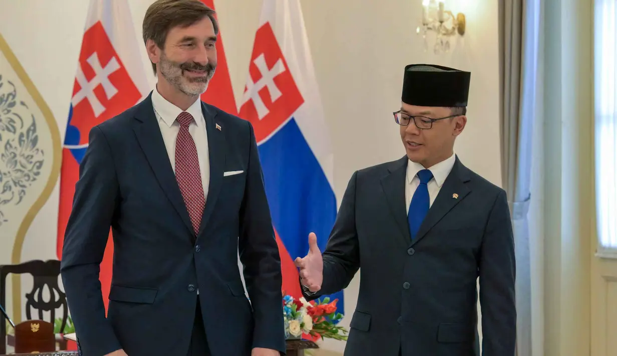 Mereka juga dijadwalkan membahas penguatan kerja sama di berbagai bidang serta penandatanganan perjanjian pembebasan visa bagi pemegang paspor diplomatik dan dinas. Tampak dalam foto, Menteri Luar Negeri Indonesia, Sugiono (kanan) mengajak Menteri Luar Negeri Slovakia, Juraj Blanar, untuk berjabat tangan saat pertemuan mereka di Gedung Pancasila, Kementerian Luar Negeri, Jakarta, Selasa (3/2/2026). (BAY ISMOYO/AFP)