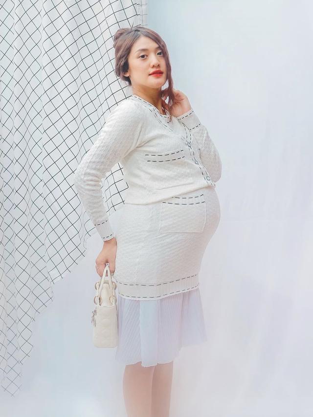 6 Gaya Anissa Aziza saat Lakukan Maternity Shoot, Penuh Kebahagian