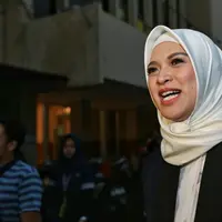 "Saya ketemu, dia bilang Del tolong selesaikan, suaminya diingatkan. Saya turun tangan tanda tangan, bertanggung jawab ingatkan suami saya," ujar Delia Septianti. (Adrian Putra/Bintang.com)