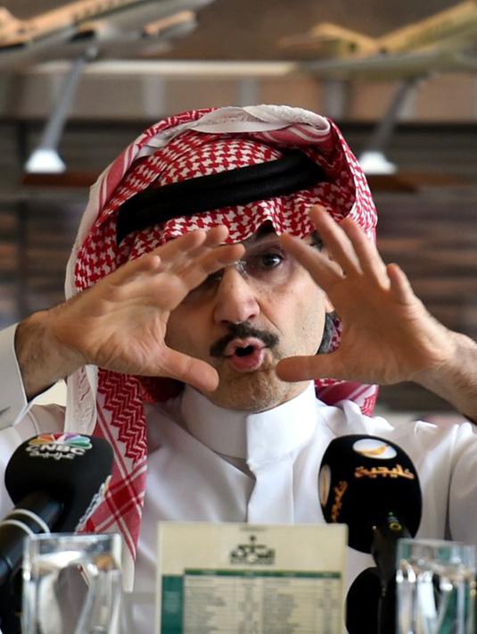 Alwaleed bin Talal saat menjelaskan ke awak media terkait niat beramalnya di Riyadh, Arab Saudi, Rabu (1/7/2015). Alwaleed berjanji akan memberikan hartanya senilai USD 32 miliar, atau Rp 427 triliun untuk kepentingan amal. (AFP/Fayez Nureldine)