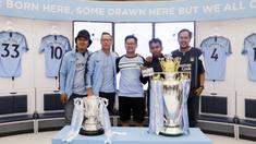 Legenda Manchester City, Paul Paul Dickov, foto bersama fans di Mall Summarecon Serpong, Sabtu (29/09/2019). Selain menjumpai fans, acara tersebut juga dalam rangka Tur Trofi Centurion Manchester City. (Bola.com/M Iqbal Ichsan)