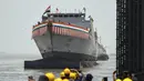 Para pekerja bersorak saat upacara peluncuran kapal perang INS Udaygiri di halaman Mazagaon Dock Shipbuilders Limited, Mumbai, India, Selasa (17/5/2022). (Punit PARANJPE/AFP)