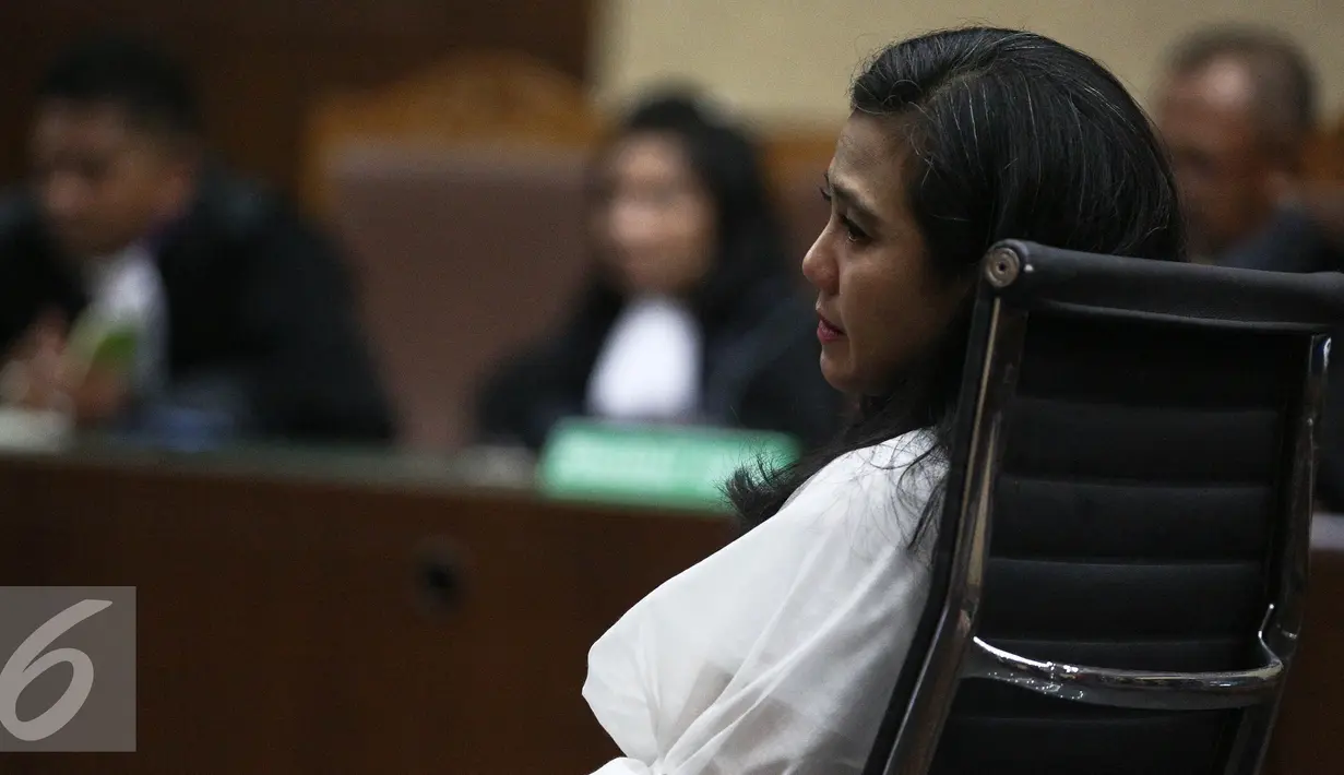 Terdakwa kasus dugaan suap proyek Jalan Trans Seram Kementerian PUPR di Maluku, Damayanti Wisnu Putranti menjalani sidang pembacaan tuntutan di Pengadilan Tipikor, Jakarta, Senin (29/8). (Liputan6.com/Faizal Fanani)