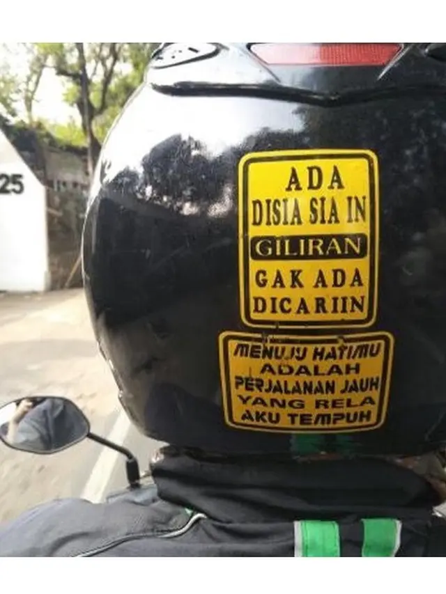 Tulisan helm ojol (Sumber: Instagram/newdramaojol.id)