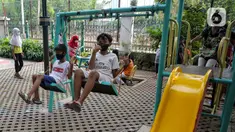 Anak-anak bermain di RPTRA Bonti, Jakarta, Jumat (5/11/2021). Yayasan Nexus 3 menilai ada puluhan tempat bermain di Jakarta yang biasa disebut Ruang Publik Terpadu Ramah Anak (RPTRA) tidak ramah anak lantaran belum bebas zat logam timbal. (Liputan6.com/Faizal Fanani)