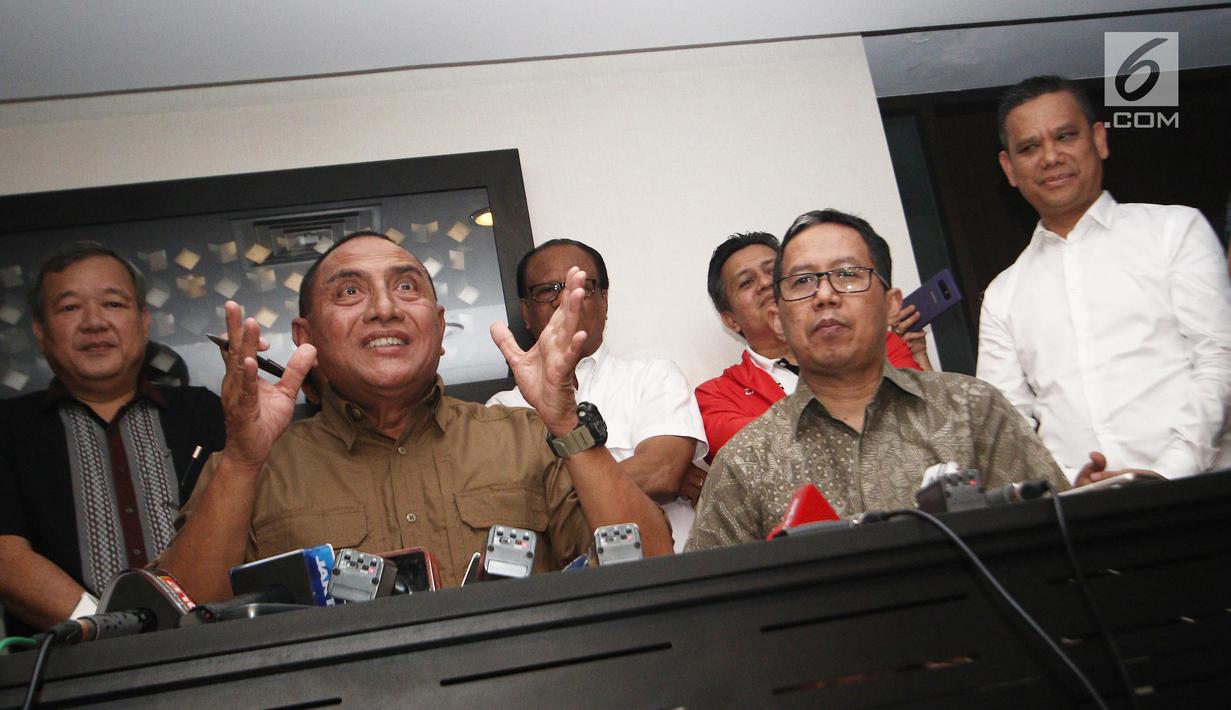 Ketua Umum PSSI Edy Rahmayadi dan Wakil Ketua Joko Driyono saat jumpa pers terkait meninggalnya suporter Persija, Haringga Sirila, di Jakarta, Selasa (25/9). PSSI secara resmi menghentikan sementara waktu Liga 1 2018. (Liputan6.com/Herman Zakharia)
