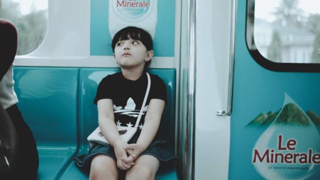 Potret Arsy Hermansyah Belajar Naik MRT (sumber: instagram/@queenarsy)