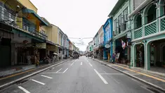 Sebuah jalan yang kosong di Phuket, Thailand (13/9/2020). Pusat Administrasi Situasi COVID-19 Thailand pada Senin (28/9) mengatakan pihaknya akan mengizinkan lebih banyak kategori warga asing masuk ke Thailand mulai Oktober mendatang dan seterusnya. (Xinhua/Zhang Keren)