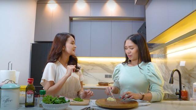 Nuansa Monokrom yang Memukau di Dapur Michelle Ziudith