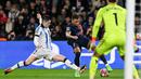 Pemain PSG, Kylian Mbappe (tengah) berusaha melewati penjagaan pemain Real Sociedad, Igor Zubeldia saat laga leg pertama 16 besar Liga Champions 2023/2024 di Parc des Princes, Paris, Prancis, Kamis (15/02/2024) WIB. (AFP/Miguel Medina)