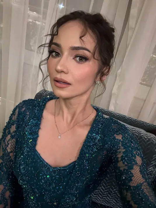 <p>Enzy Storia tampil menawan saat menjadi bridesmaid dalam pernikahan sahabatnya, Febby Rastanty. [@enzystoria/@phillipekurnia].</p>