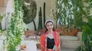Meski simpel dengan tanktop hitam yang dibalut celana dan outer kain merah terang, penampilan pelantun lagu Jodohku tersebut masih terlihat bak ABG. (Liputan6.com/IG/@ashanty_ash)