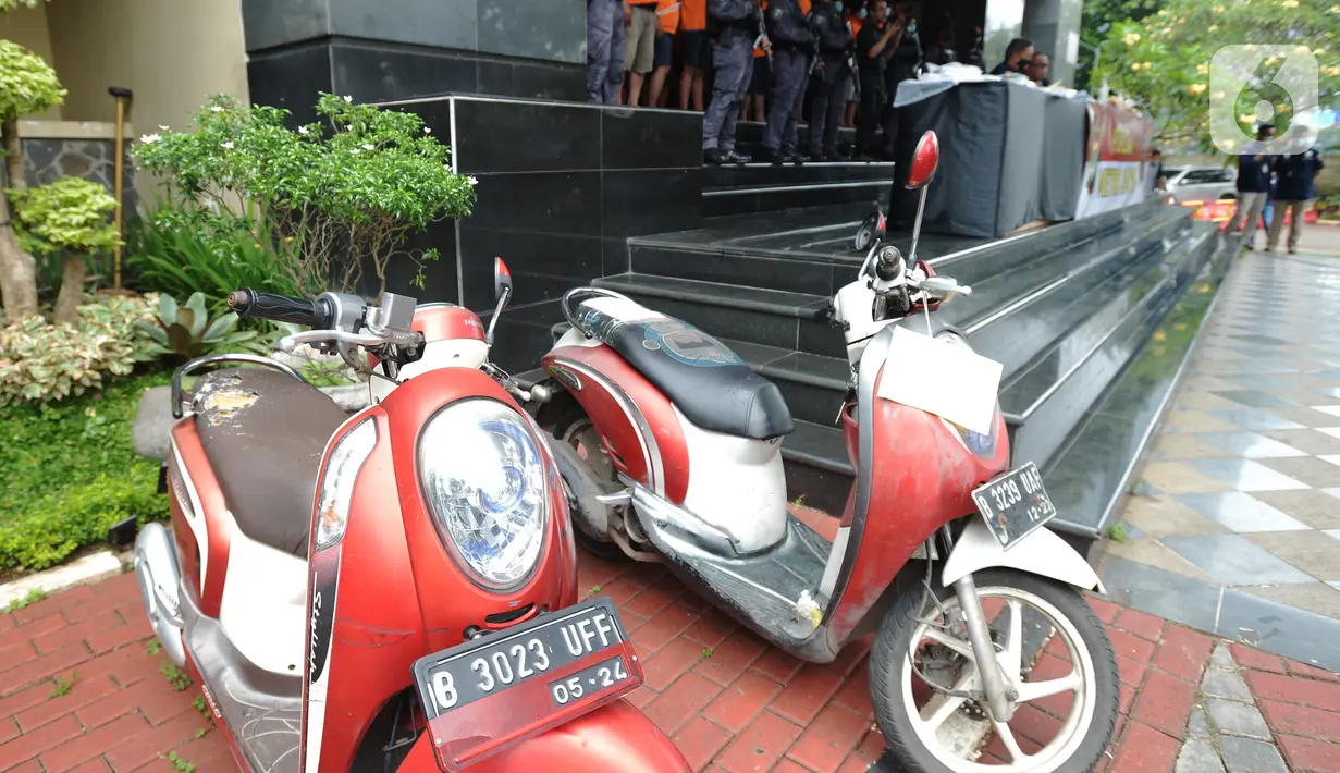 Barang bukti sepeda motor dihadirkan saat rilis kasus pungli terhadap sopir truk kontainer Tanjung Priok di Polda Metro Jaya, Jakarta, Kamis (17/6/2021). Para preman pungli kepada ratusan sopir truk kontainer dengan total keuntungan Rp 177 juta. (merdeka.com/Imam Buhori)