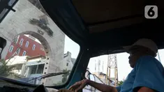 Pengemudi Bajaj menanti calon penumpang di depan salah satu pintu masuk kawasan Pasar Baru, Jakarta, Kamis (12/6/2025). (Liputan6.com/Herman Zakharia)