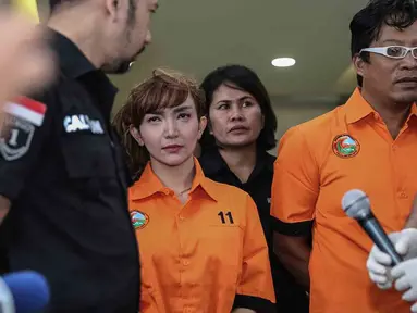 Artis Roro fitria resmi diperkenalkan sebagai tersangka oleh Direktorat Reserse Narkoba Polda Metro Jaya, Jakarta, Kamis (15/2). Bersama WH, Roro Fitria terlihat sudah memakai baju tahanan narkoba Polda Metro Jaya berwarna oranye. (Liputan6.com/Pool)