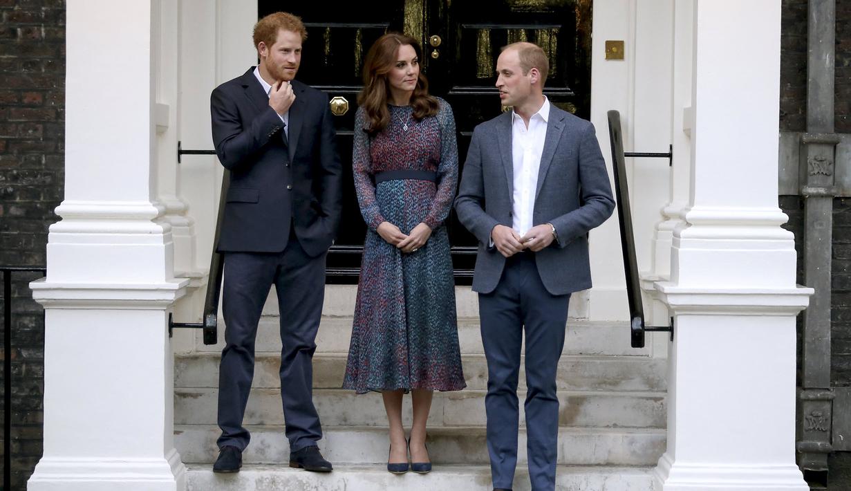 Pangeran William (kanan) beserta istrinya Kate Middleton dan Pangeran Harry menunggu kedatangan Presiden AS Barack Obama dan Michelle Obama di Kensington Palace, London , Inggris (22/4). Mereka akan mengadakan acara makan malam. (REUTERS / Kevin Lamarque)