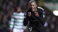 Gaya selebrasi pemain PSG, Kylian Mbappe usai mencetak gol ke gawang Celtic pada laga grup B Liga Champions di Celtic Park stadium, Glasgow (12/9/2017). PSG menang 5-0. (AP/Scott Heppell)