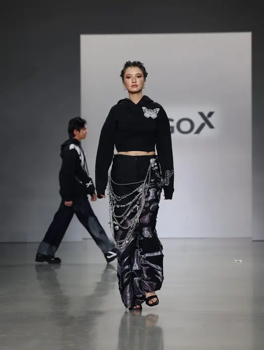 Beberapa kali hadir dalam New York Fashion Week, kini Raline Shah juga berkesempatan untuk lakukan runway dalam ajang bergengsi tersebut. Gaya penampilan Raline saat catwalk pun menjadi sorotan karena terlihat cukup berbeda. (Liputan6.com/IG/@erigostore)