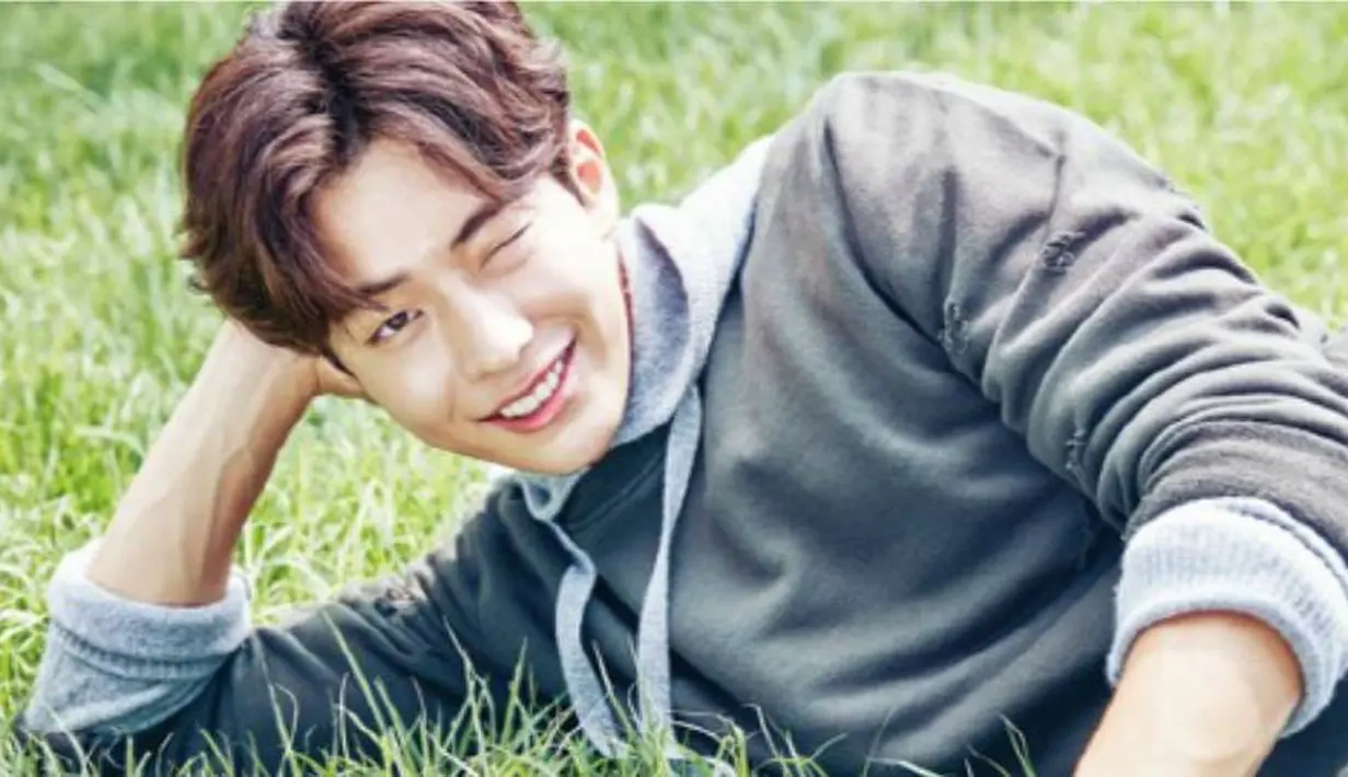 "Saat aku berkunjung ke sekolah lamaku, aku melihat juniorku dan aku berharap bisa membantu mereka. Aku harap sedikit sumbang ini bisa membuat mereka bersemangat," ujarnya. (Foto: allkpop.com)