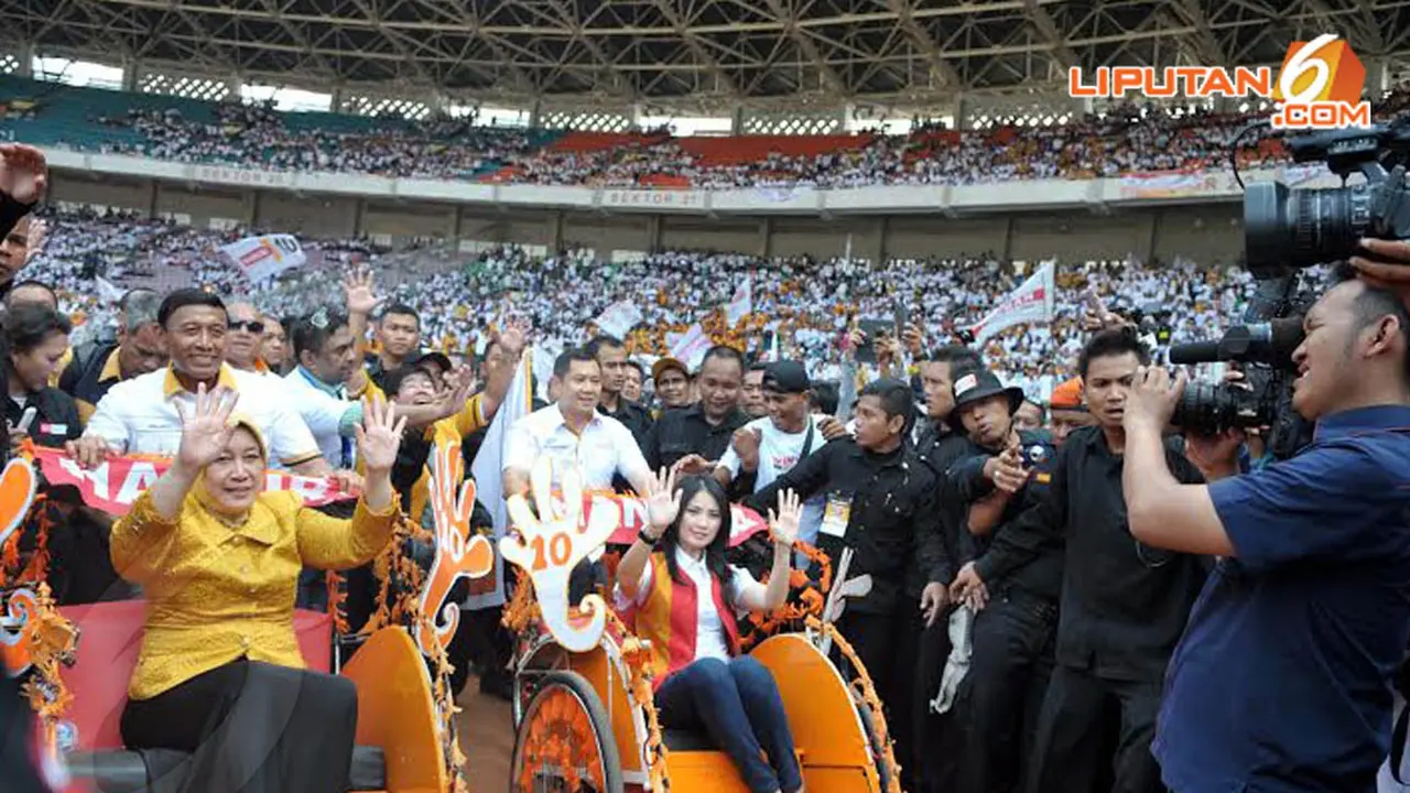 [FOTO] Wiranto dan Hary Tanoe Genjot Becak di Gelora Bung Karno