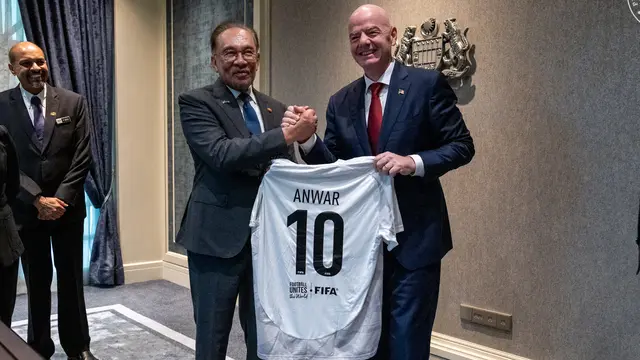 Presiden FIFA, Gianni Infantino, juga menemui Perdana Menteri Malaysia, Anwar Ibrahim.