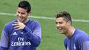 James Rodriguez bersenda gurau dengan Cristiano Ronaldo di sesi latihan Real Madrid, (5/5/2017). (AFP/Gerard Julien)