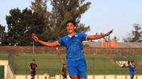Selebrasi striker Bandung United, Azis Hutagalung, setelah mencetak gol ke gawang Cilegon United di Stadion Siliwangi, Bandung, Minggu (28/7/2019). ( Bola.com/Erwin Snaz)