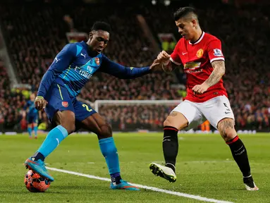 Duel panas terjadi di laga perempat final Piala FA antara Manchester United dengan Arsenal di Stadion Old Trafford, Inggris (10/3/2015). Arsenal Menang 2-1 atas Manchester United. (Reuters/Jason Cairnduff)