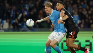 Rasmus Hojlund melindungi bola dari Jacobo Ramon dalam laga perempat final Coppa Italia antara Napoli vs Como di Naples, 11 Februari 2026. (Alessandro Garofalo/LaPresse via AP)