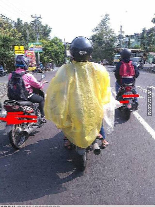 10 Momen Pengendara Pakai Jas Hujan Plastik saat Hujan Ini Kocak