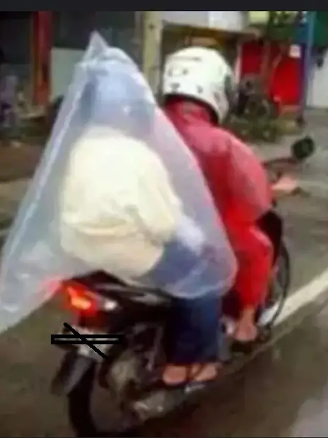 6 Potret Jas Hujan Paling Anti-Mainstream, Siap Jadi Sorotan di Jalan