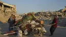 Warga Palestina yang mengungsi dari Jalur Gaza utara memindahkan barang-barang mereka di sepanjang Jalan Laut, di Kota Gaza, Senin, 1 September 2025. (AP Photo/Jehad Alshrafi)