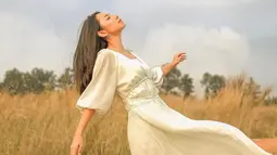 Wanita kelahiran 30 April 1995 ini pun namanya mulai dikenal sejak bermain di sinetron ‘Kepompong’ pada 2008 lalu. Ia berperan sebagai Bebi, siswi SMA yang ceria dan tergabung dalam geng bernama de’Rainbow. (Liputan6.com/IG/@dindakirana.s)