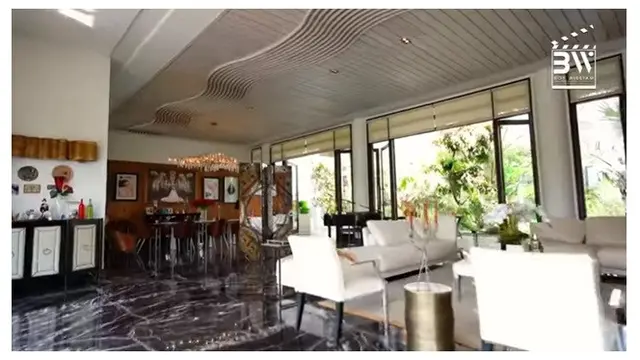 10 Potret Rumah Mewah Momo Geisha, Ada Chef Pribadi Hingga Danau di Halaman