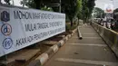 Sebuah spanduk pemberitahuan terpasang di jalur putar balik kawasan Lenteng Agung, Jakarta, Kamis (14/11/2019). Mulai 15 November 2019, jalur putar balik tersebut akan ditutup terkait pembangunan flyover yang saat ini telah mulai dikerjakan. (Liputan6.com/Immanuel Antonius)