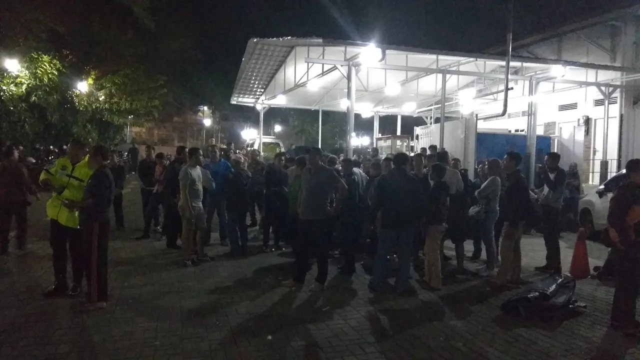 Keluarga sedang menunggu jenazah korban tewas kecelakaan bus di Cikidang, Sukabumi. Mereka menunggu di rumah duka Sinar Kasih, Bondongan, Kota Bogor.