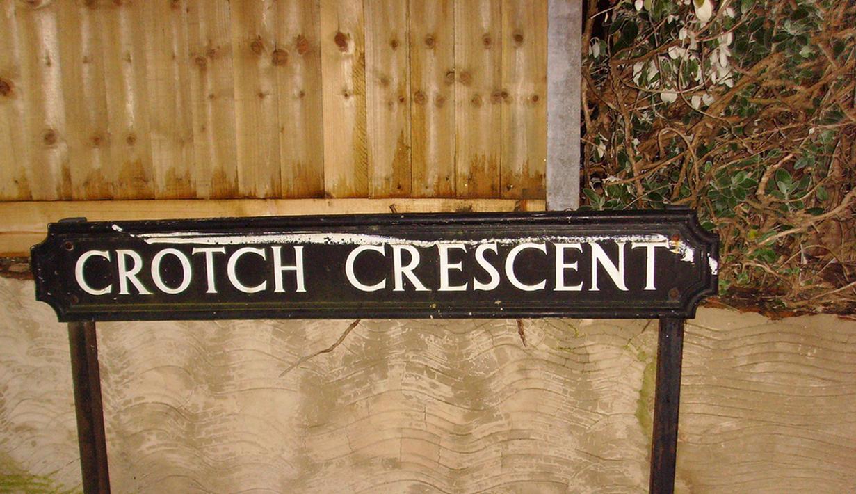 Crotch Crescent, Inggris. Pernah mendengar istilah crotch, jika kamu tidak tahu kamu bisa mencari tahu artinya di google translate. Istilah itu merujuk kepada salah satu bagian tubuh manusia. (primeresi.com)
