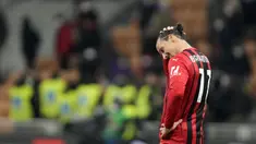 Pemain AC Milan Zlatan Ibrahimovic bereaksi setelah Spezia mencetak gol ke gawangnya pada pertandingan sepak bola Liga Italia di Stadion San Siro, Milan, Italia, 17 Januari 2022. AC Milan kalah 1-2. (AP Photo/Luca Bruno)