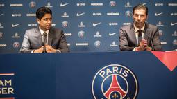 CEO Paris Saint-Germain (PSG), Nasser Al-Khelaifi, bersama Gianluigi Buffon, memberikan keterangan saat diperkenalkan di Parc des Princes, Senin (9/7/2018). PSG resmi perkenalkan Gianluigi Buffon sebagai rekrutan baru. (AP/Jean-Francois Badias)
