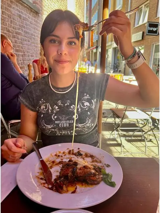 Tak sendirian, saat makan di restoran tersebut, Sophia Latjuba ditemani dengan putrinya, Manuella. Keduanya tampak sedang menikmati menu makanan pasta yang lezat! (instagram.com/sophia_latjuba88)