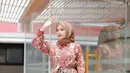 Blouse batik dengan detail ikat pinggang jadi pilihan simple untuk tampil stylish dan modis. (Instagram/jumputan_inten).