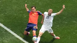 Pemain Spanyol Mikel Oyarzabal  berebut bola dengan pemain Austria  Konrad Laimer selama pertandingan sepak bola babak 32 besar Piala Dunia antara Spanyol dan Austria di Inglewood, California, dekat Los Angeles, Kamis, (02/07/2026). (AP Photo/Marcio J. Sanchez)