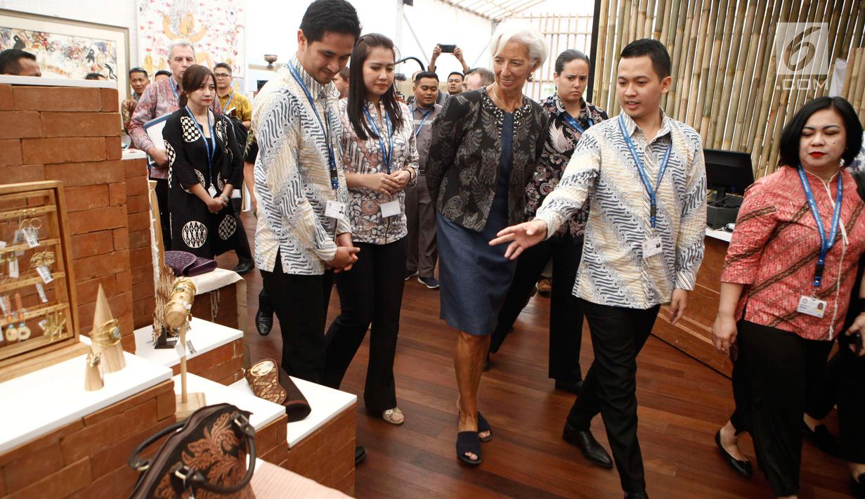 Managing Director IMF Christine Lagarde melihat berbagai keseniaan yang dipamerkan saat berkunjung ke Paviliun Indonesia di arena pertemuan IMF-Bank Dunia, Bali, Rabu (10/10). (Liputan6.com/Angga Yuniar)