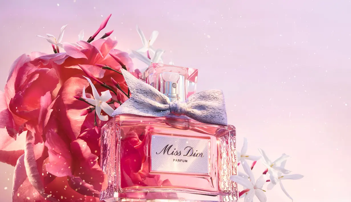 Parfum Miss Dior yang baru ini begitu spesial. Formulanya merupakan komposisi di mana aroma bunga dan kayu bergema satu sama lain dan memainkan harmoni penciuman abstrak dari chypre fragrances. Miss Dior adalah inkarnasi dari racikan legendarisnya yang hadir pada tahun 1947. [ Foto: dok Dior ]